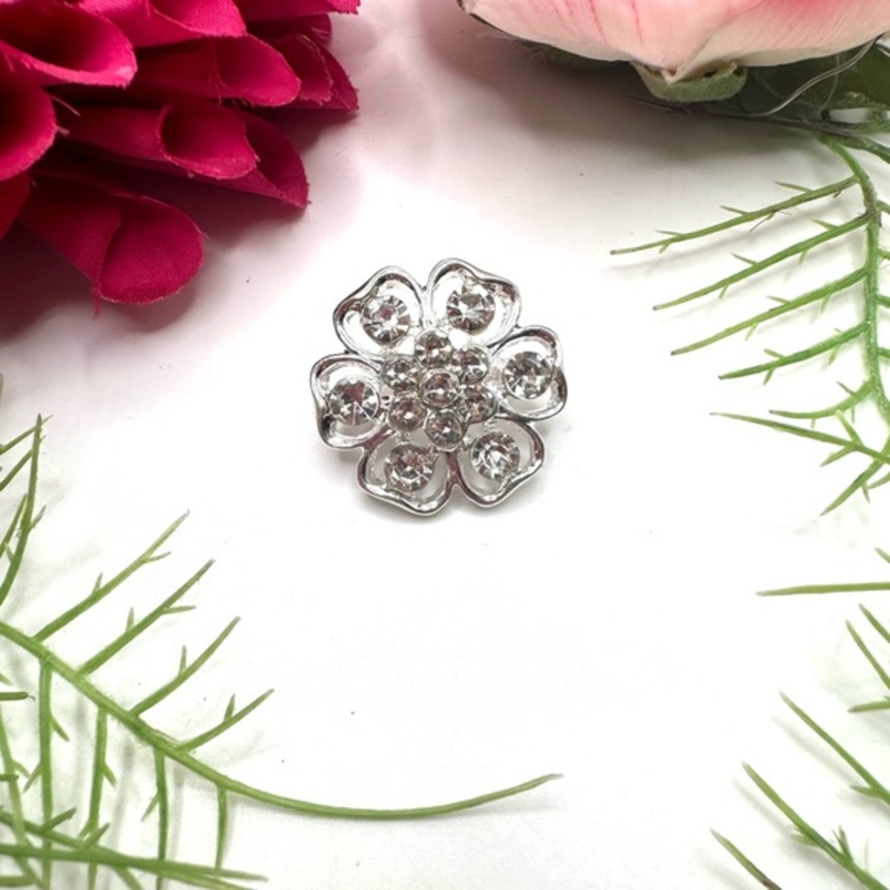 NEW⚜️Classic Crystal Cluster Embellished Brooch